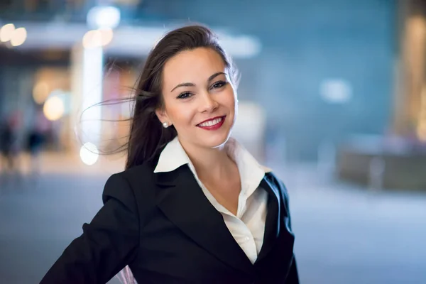 Jonge Business Portret Van Vrouw Nacht Een Stad — Stockfoto