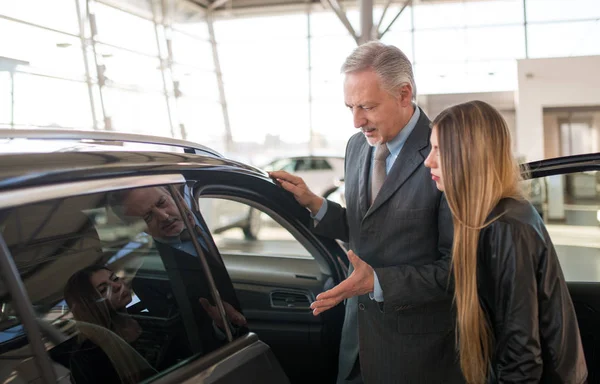 Kobieta Rozmawia Sprzedawcą Aby Kupić Jej Nowy Samochód Salonie — Zdjęcie stockowe
