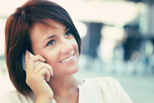 Jonge Vrouw Praten Aan Telefoon — Stockfoto