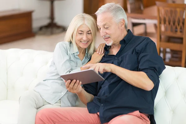 Ouder Paar Met Behulp Van Een Digitale Tablet Hun Appartement — Stockfoto