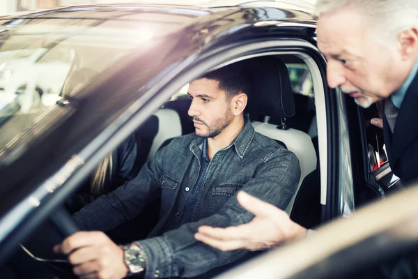 Feliz Joven Familia Hablando Con Vendedor Elección Nuevo Coche Una —  Fotos de Stock