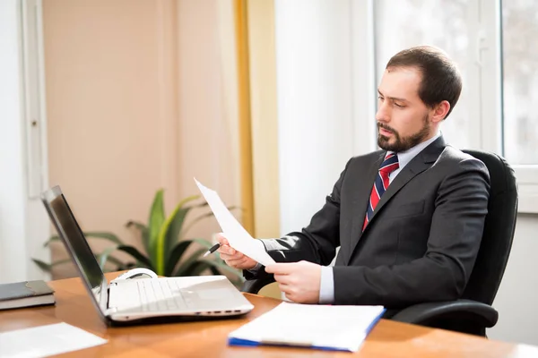 Portret Biznesmen Czytanie Dokument Biznesowy Jego Biurze — Zdjęcie stockowe