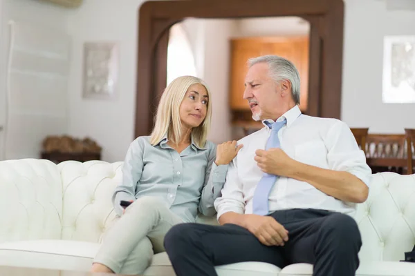 Mogen Fru Och Man Par Som Sitter Soffan Vardagsrummet — Stockfoto