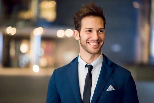 Retrato Empresário Sorridente Noite — Fotografia de Stock