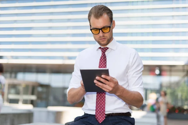 Empresário Usando Seu Tablet Livre Usando Óculos Amarelos — Fotografia de Stock