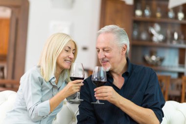 iki kadeh kırmızı şarap içmek