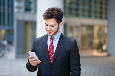 Cep telefonu kullanan bir iş adamı.