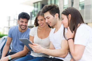 Tablet kullanarak arkadaş grubu