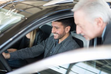 bir araba satıcısı bir salon araba seçimi Çift