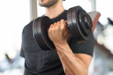 Spor salonunda spor salonunda halter kaldırma adam orta bölümünde