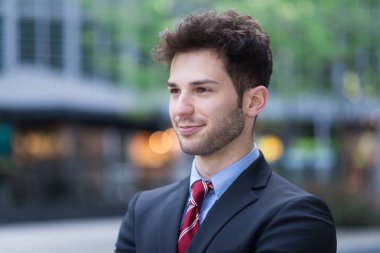 Şehirde genç bir işadamı