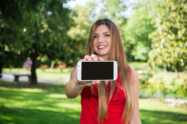 Ung Kvinna Visar Tom Smarttelefonskärmen — Stockfoto