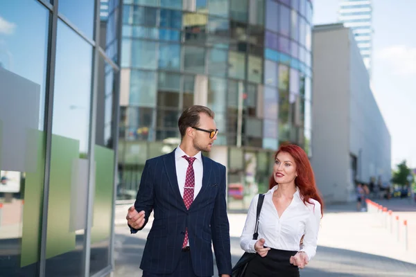 Mensen Uit Het Bedrijfsleven Lopen Samen Stad — Stockfoto