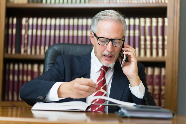 Uomo Affari Che Parla Cellulare Ufficio — Foto Stock