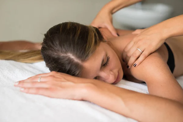 Vrouw Ontspannen Schouders Massage Spa — Stockfoto