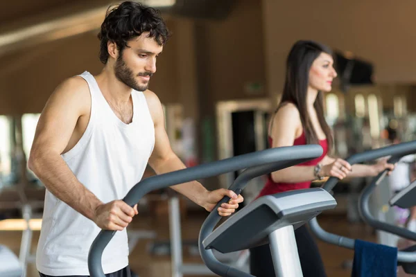 Hombre Mujer Haciendo Cardio Cintas Correr Gimnasio — Foto de Stock