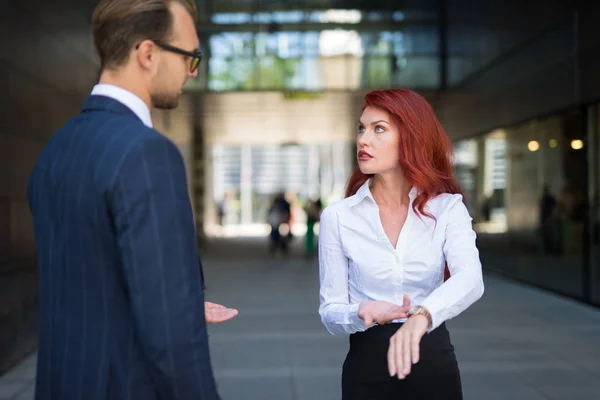 Woman Scolding Colleague Being Late — Stock Photo, Image