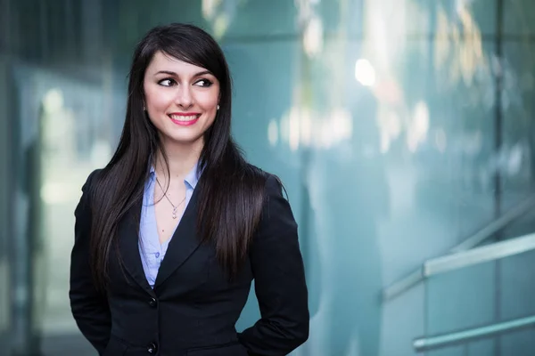 Mujer Negocios Sonriente Fuera Oficina —  Fotos de Stock