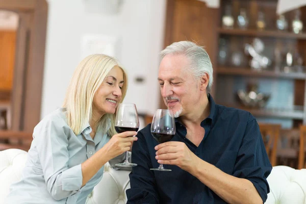 Couple Boire Verre Vin Rouge — Photo