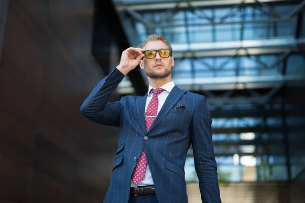 Geschäftsmann Stellt Brille Der Stadt Auf — Stockfoto