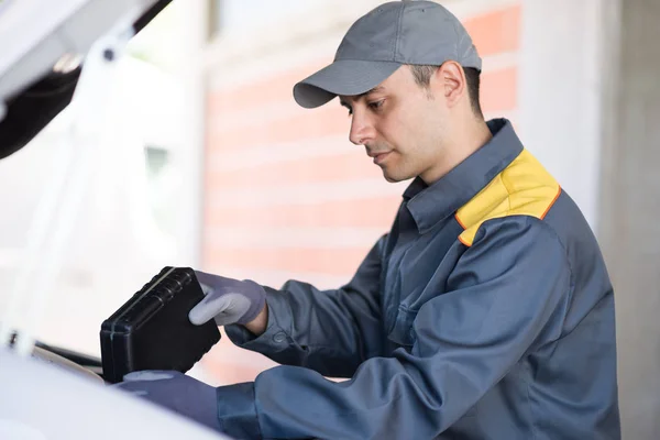 Mechanic Putting Oil Van Engine — Stock Photo, Image