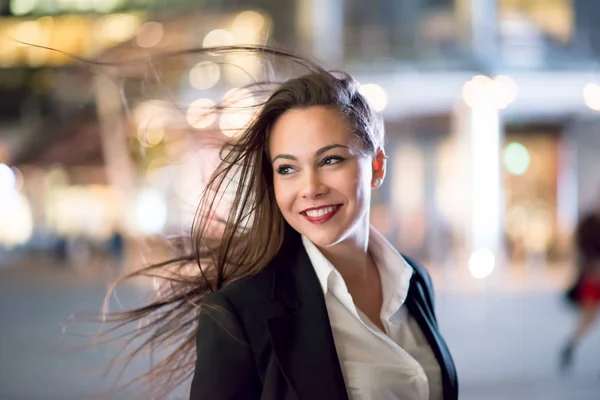 Leende Kvinna Promenader Stad Natten — Stockfoto