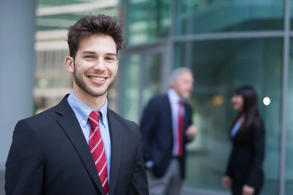 Homem Negócios Sorridente Frente Escritório — Fotografia de Stock