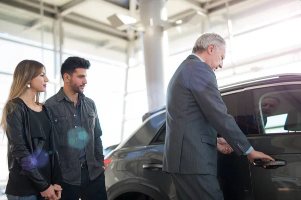 Pareja Elegir Coche Salón Con Concesionario Coches — Foto de Stock