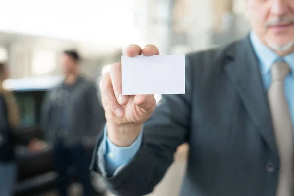 Autodealer Toont Zijn Visitekaartje — Stockfoto