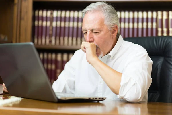 Hombre Negocios Cansado Bostezando Oficina — Foto de Stock