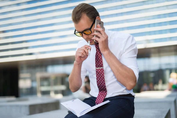 Upptagen Affärsman Prata Telefon — Stockfoto