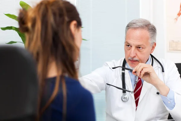 Dokter Gesprek Met Zijn Patiënt — Stockfoto