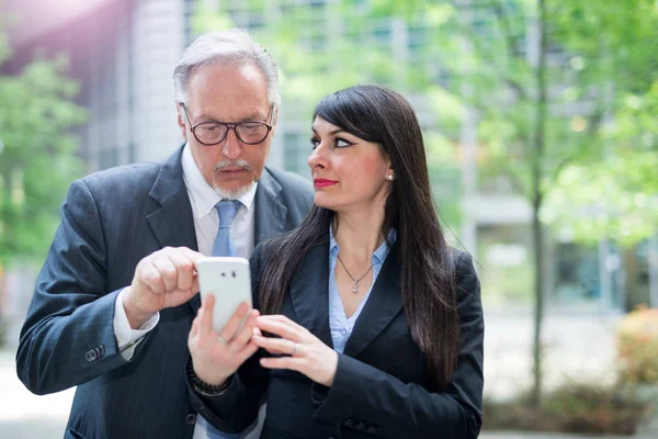 Pessoas Negócios Usando Smartphone — Fotografia de Stock