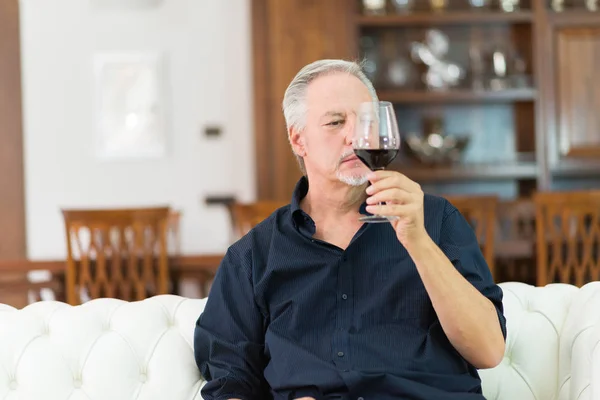 Ώριμος Άνδρας Πίνοντας Ένα Ποτήρι Κόκκινο Κρασί — Φωτογραφία Αρχείου