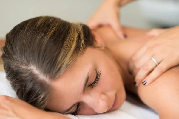 Femme Massage Relaxant Des Épaules Spa — Photo