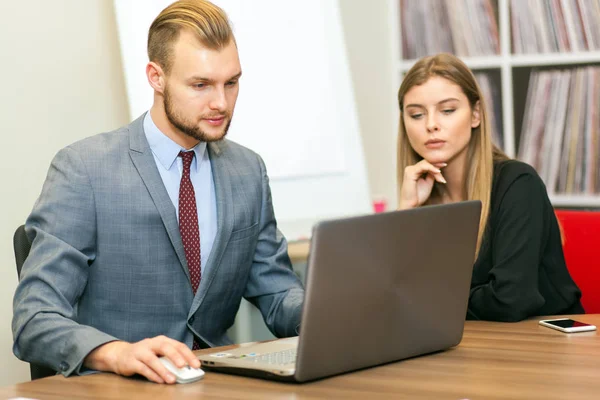 Uomini Affari Che Usano Computer Portatile Nel Loro Ufficio — Foto Stock