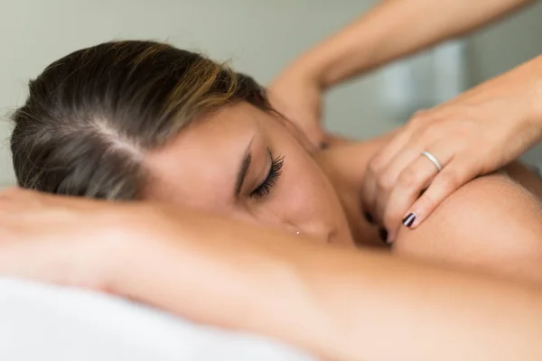 Mujer Recibiendo Masaje Hombros Spa — Foto de Stock