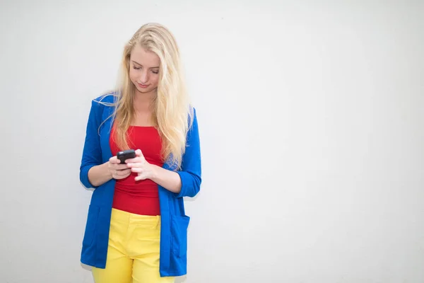 Fiatal Szőke Mobiltelefon Használata Közben Falnak Támaszkodva — Stock Fotó