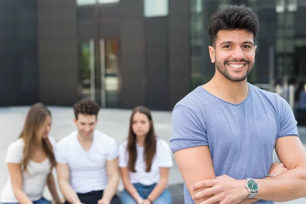 Hombre Sonriendo Delante Sus Amigos — Foto de Stock