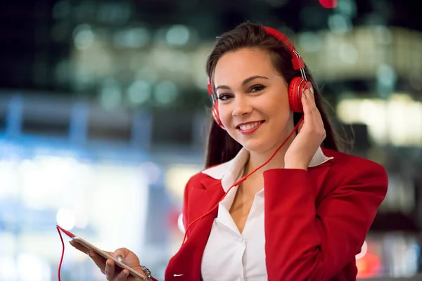 Mujer Escuchando Música Con Auriculares —  Fotos de Stock