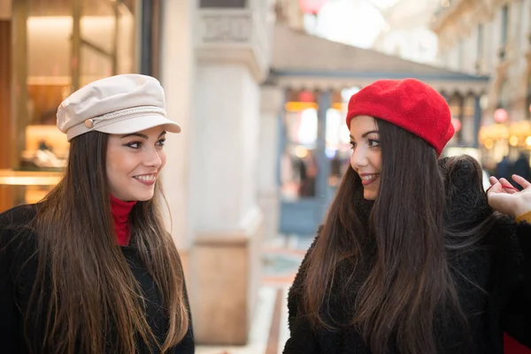 Vänner Shopping Och Tittar Varandra — Stockfoto