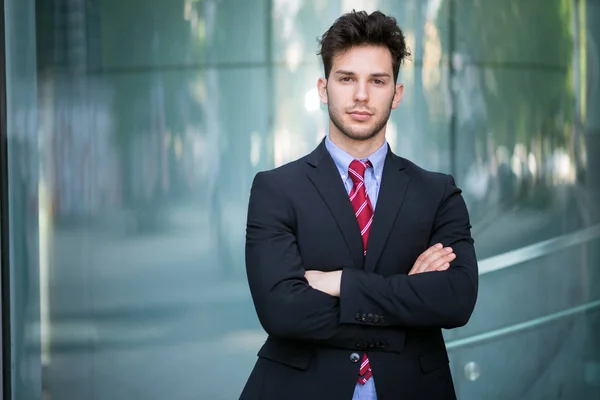 Fiatal Üzletember Irodán Kívül — Stock Fotó