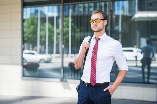 Homme Affaires Banlieue Portant Une Cravate — Photo