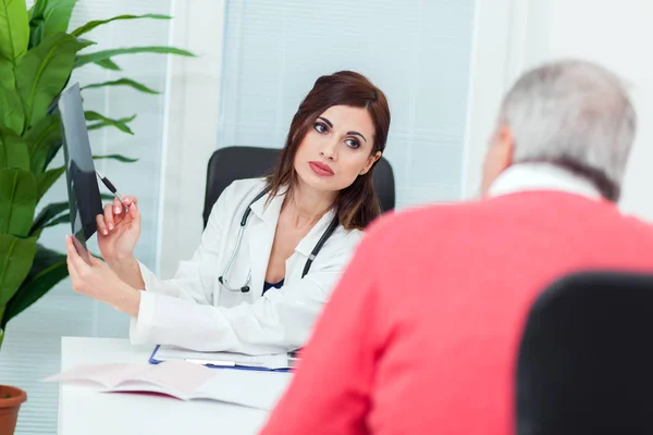 Dokter Onderzoekt Radiografie Met Haar Patiënt — Stockfoto