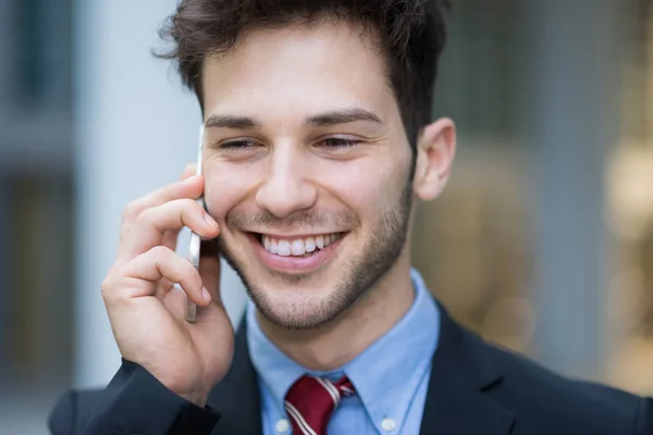 Επιχειρηματίας Μιλώντας Στο Τηλέφωνο Και Χαμογελά — Φωτογραφία Αρχείου