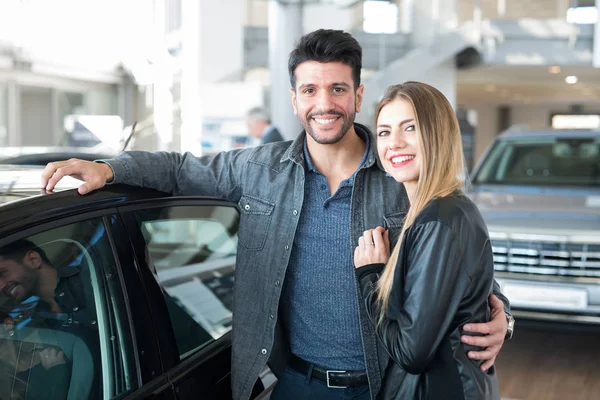 Couple Searching New Car Saloon — Stock Photo, Image