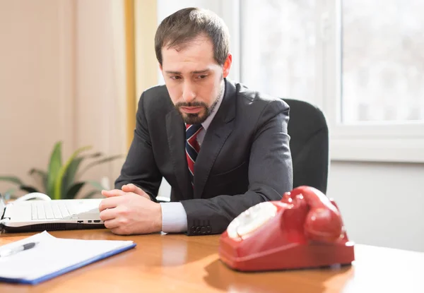 Biznesmen Czeka Rozmowa Telefoniczna — Zdjęcie stockowe