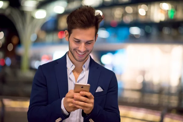 Mann Benutzt Handy Und Lächelt — Stockfoto