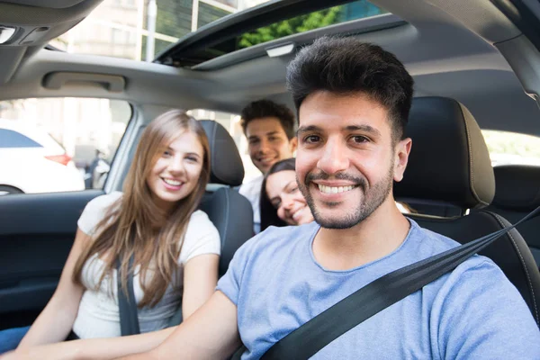 Grupo Amigos Felizes Compartilhando Mesmo Carro Para Uma Viagem — Fotografia de Stock