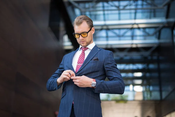 Geschäftsmann Knöpft Sich Seinen Anzug Vor — Stockfoto